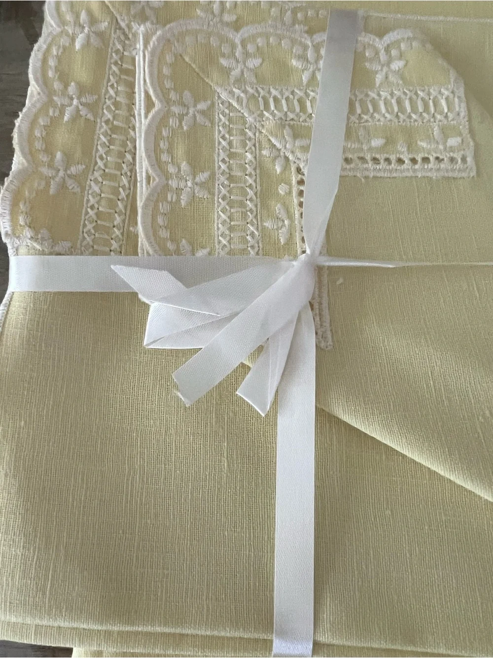 Vintage NEW Yellow Embroidered Linen 12 piece Napkin & tablecloth Set from Italy